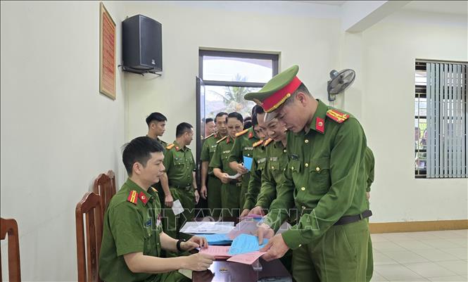 141 cán bộ, chiến sỹ tại khu vực bầu cử số 21 phường Hà Lầm (Trại tạm giam Công an tỉnh Quảng Ninh) nhận phiếu bầu cử. Ảnh: Thanh Vân-TTXVN 