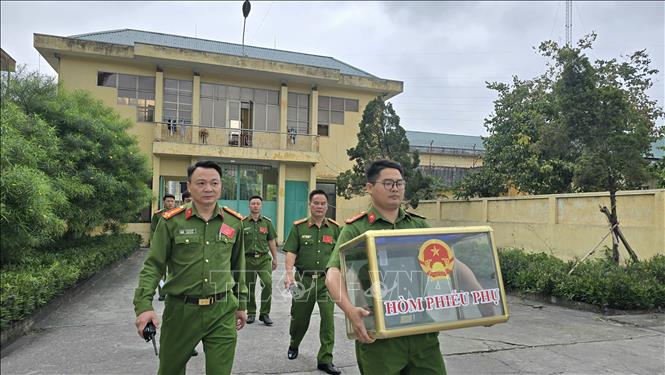 Tổ bầu cử tại Trại tạm giam Công an mang hòm phiếu phụ đến các khu vực tạm giam, tạm giữ tiến hành cho cử tri đang thực thi pháp luật bỏ phiếu. Ảnh: Thanh Vân-TTXVN 