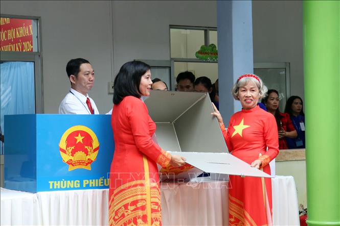 Kiểm tra thùng phiếu trước khi niêm phong tại Khu vực bỏ phiếu số 2 (Trường Mầm non Tuổi thơ 7) phường Xuân Hòa, TP. Hồ Chí Minh. Ảnh: Tiến Lực – TTXVN