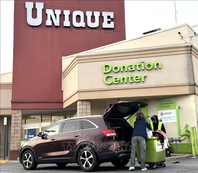 Người dân quyên góp đồ cho cửa hàng đồ cũ Unique ở bang Virginia. Ảnh: Đoàn Hùng - P/v TTXVN tại Mỹ