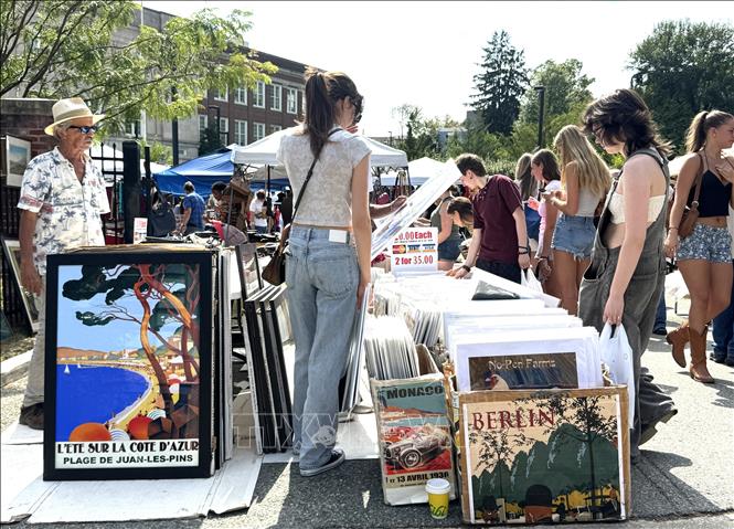 Khách hàng chọn mua tranh ảnh tại một khu chợ ngoài trời ở thủ đô Washington D.C. Ảnh: Đoàn Hùng - P/v TTXVN tại Mỹ