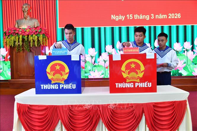 Những cử tri tại Lữ đoàn 171 lần đầu đi bỏ phiếu. Ảnh: Huỳnh Sơn-TTXVN