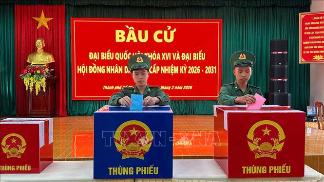 Sáng sớm, các chiến sĩ trẻ tại đặc khu Côn Đảo đến hoàn thành nhiệm vụ cử tri. Ảnh: Huỳnh Sơn-TTXVN