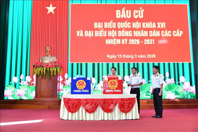 Cử tri Lữ đoàn 171, Bộ Tư lệnh Vùng 2 Hải quân tham gia bầu cử. Ảnh: Huỳnh Sơn-TTXVN