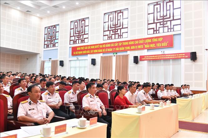 Các cử tri tham gia Lữ đoàn 171, Bộ Tư lệnh Vùng 2 Hải quân dự lễ khai mạc bầu cử. Ảnh: Huỳnh Sơn-TTXVN