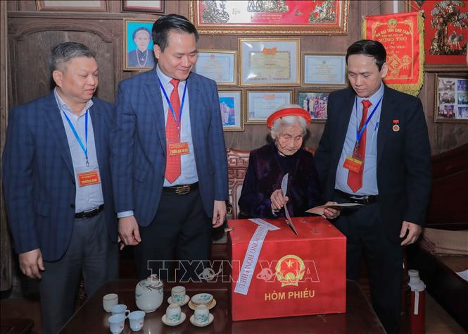 Cử tri Chu Thị Nhớn, 102 tuổi, gia đình có công với cách mạng, phấn khởi thực hiện quyền bầu cử, lựa chọn những người đủ đức, đủ tài đại diện cho nhân dân vào cơ quan quyền lực nhà nước và Hội đồng nhân dân các cấp. Ảnh: Phan Phương – TTXVN