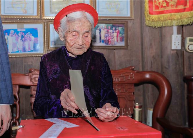 Cử tri Chu Thị Nhớn, 102 tuổi, thuộc gia đình có công với cách mạng, phấn khởi thực hiện quyền bầu cử, lựa chọn những người đủ đức, đủ tài đại diện cho nhân dân vào cơ quan quyền lực Nhà nước và Hội đồng nhân dân các cấp. Ảnh: Phan Phương – TTXVN