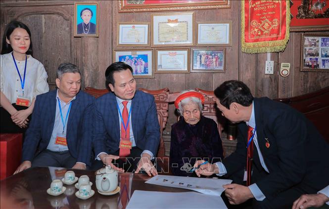 Ông Nguyễn Thế Thạch, Bí thư Đảng ủy, Chủ tịch Ủy ban Bầu cử phường Phúc Lợi trực tiếp giám sát quá trình bầu cử lưu động, tạo điều kiện để cử tri cao tuổi, sức khỏe yếu không thể đến điểm bỏ phiếu vẫn thực hiện quyền bầu cử, bảo đảm quyền lợi của mọi công dân. Ảnh: Phan Phương – TTXVN