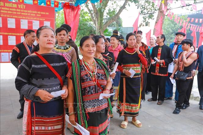 Đồng bào các dân tộc trong trang phục truyền thống rực rỡ xếp hàng chờ đến lượt bỏ phiếu, tạo nên sắc màu văn hóa đặc trưng trong ngày bầu cử. Ảnh: Khánh Hoà - TTXVN