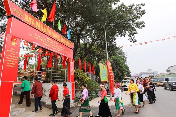 Cử tri là đồng bào các dân tộc đang sinh sống và sinh hoạt tại Làng Văn hóa - Du lịch các dân tộc Việt Nam có mặt tại khu vực bỏ phiếu số 19, thôn Tân Phúc để thực hiện quyền và nghĩa vụ công dân. Ảnh: Khánh Hoà - TTXVN