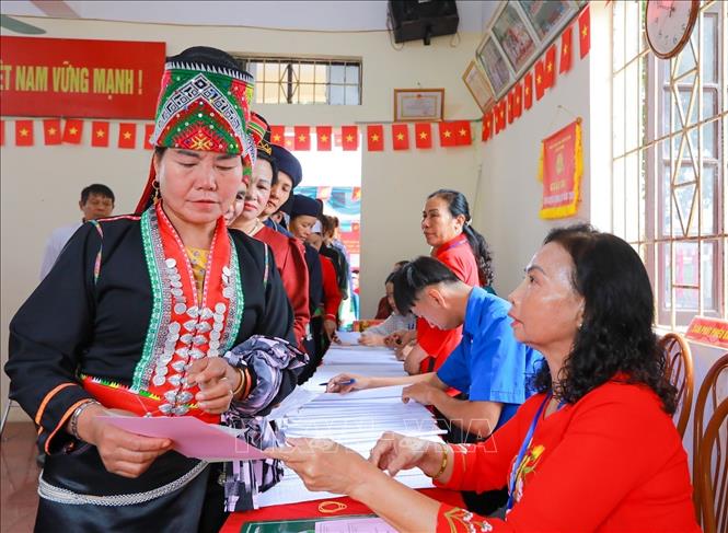 Không khí tại khu vực bỏ phiếu diễn ra trang trọng, dân chủ, thể hiện tinh thần trách nhiệm của cử tri đối với sự kiện chính trị quan trọng của đất nước. Ảnh: Khánh Hoà - TTXVN