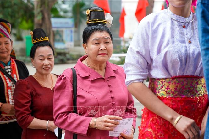 Cử tri là đồng bào các dân tộc đang sinh sống và sinh hoạt tại Làng Văn hóa - Du lịch các dân tộc Việt Nam có mặt tại khu vực bỏ phiếu số 19, thôn Tân Phúc để thực hiện quyền và nghĩa vụ công dân. Ảnh: Khánh Hoà - TTXVN