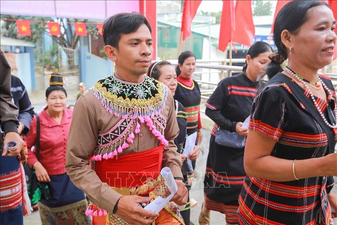 Đồng bào các dân tộc trong trang phục truyền thống rực rỡ xếp hàng chờ đến lượt bỏ phiếu, tạo nên sắc màu văn hóa đặc trưng trong ngày bầu cử. Ảnh: Khánh Hoà - TTXVN