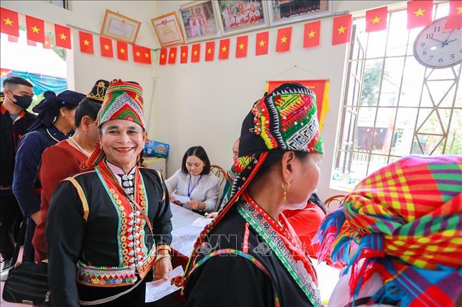 Cử tri là đồng bào các dân tộc đang sinh sống và sinh hoạt tại Làng Văn hóa - Du lịch các dân tộc Việt Nam có mặt tại khu vực bỏ phiếu số 19, thôn Tân Phúc để thực hiện quyền và nghĩa vụ công dân. Ảnh: Khánh Hoà - TTXVN
