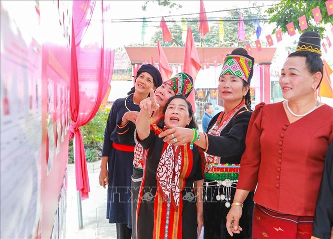 Cử tri chăm chú tìm hiểu danh sách ứng cử viên và các thông tin liên quan được niêm yết công khai trước khi thực hiện quyền lựa chọn. Ảnh: Khánh Hoà - TTXVN