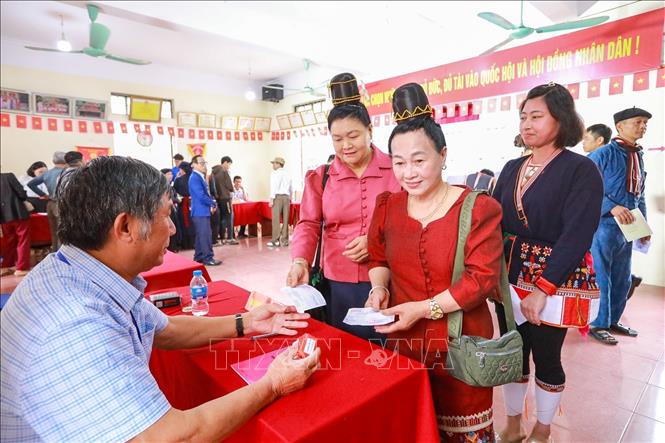 Không khí tại khu vực bỏ phiếu diễn ra trang trọng, dân chủ, thể hiện tinh thần trách nhiệm của cử tri đối với sự kiện chính trị quan trọng của đất nước. Ảnh: Khánh Hoà - TTXVN