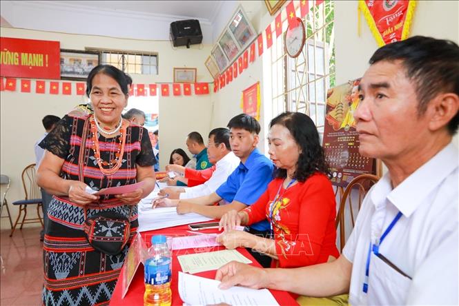 Không khí tại khu vực bỏ phiếu diễn ra trang trọng, dân chủ, thể hiện tinh thần trách nhiệm của cử tri đối với sự kiện chính trị quan trọng của đất nước. Ảnh: Khánh Hoà - TTXVN