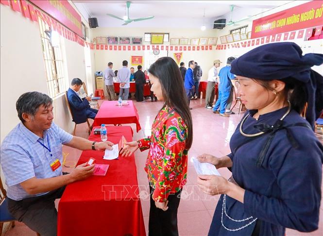 Cử tri là đồng bào các dân tộc đang sinh sống và sinh hoạt tại Làng Văn hóa - Du lịch các dân tộc Việt Nam có mặt tại khu vực bỏ phiếu số 19, thôn Tân Phúc để thực hiện quyền và nghĩa vụ công dân. Ảnh: Khánh Hoà - TTXVN