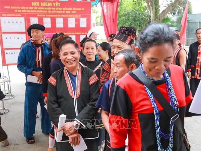 Đồng bào các dân tộc trong trang phục truyền thống rực rỡ xếp hàng chờ đến lượt bỏ phiếu, tạo nên sắc màu văn hóa đặc trưng trong ngày bầu cử. Ảnh: Khánh Hoà - TTXVN