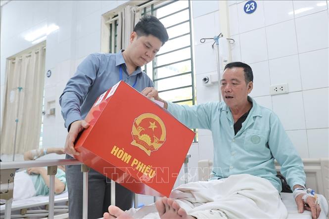 Cử tri là bệnh nhân tại Bệnh viện Hữu nghị Việt Đức bỏ phiếu lưu động, thuộc khu vực bỏ phiếu số 3, phường Hoàn Kiếm. Ảnh: Minh Quyết - TTXVN
