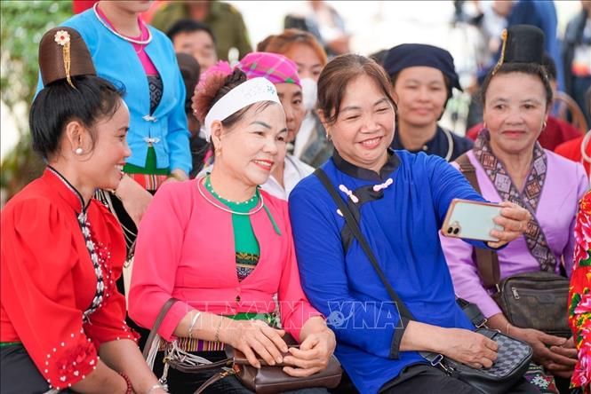 Sự kiện không chỉ thể hiện tinh thần trách nhiệm công dân mà còn cho thấy niềm tin, sự phấn khởi của đồng bào các dân tộc đối với ngày hội lớn của đất nước. Ảnh: Khánh Hoà - TTXVN