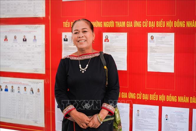 Cử tri H'Năm Niê xã Eatul tỉnh Đắk Lắk đang sinh hoạt tại Làng Văn hóa - Du lịch các dân tộc Việt Nam tham gia bầu cử tại điểm bầu cử số 19, thôn Tân Phúc (xã Đoài Phương, Hà Nội). Ảnh: Khánh Hoà - TTXVN