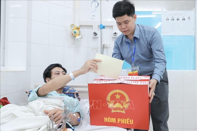 Cử tri là bệnh nhân bỏ phiếu tại điểm bầu cử lưu động Bệnh viện Hữu nghị Việt Đức thuộc khu vực bỏ phiếu số 3, phường Hoàn Kiếm. Ảnh: Minh Quyết - TTXVN