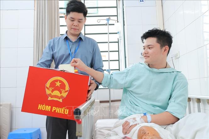 Cử tri là bệnh nhân bỏ phiếu tại điểm bầu cử lưu động Bệnh viện Hữu nghị Việt Đức thuộc khu vực bỏ phiếu số 3, phường Hoàn Kiếm. Ảnh: Minh Quyết - TTXVN