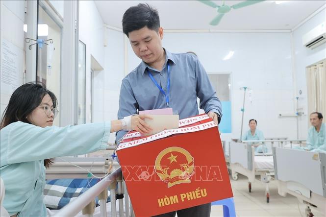 Cử tri là bệnh nhân bỏ phiếu tại điểm bầu cử lưu động Bệnh viện Hữu nghị Việt Đức thuộc khu vực bỏ phiếu số 3, phường Hoàn Kiếm. Ảnh: Minh Quyết - TTXVN
