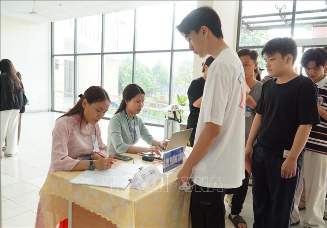 Sinh viên tham gia bỏ phiếu tại khu vực bỏ phiếu 20, phường Đông Hoà, TP. Hồ Chí Minh. Ảnh: Thu Hoài - TTXVN