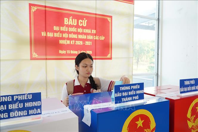 Sinh viên tham gia bỏ phiếu tại khu vực bỏ phiếu 20, phường Đông Hoà, TP. Hồ Chí Minh. Ảnh: Thu Hoài - TTXVN