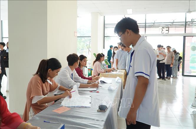 Sinh viên tham gia bỏ phiếu tại khu vực bỏ phiếu 20, phường Đông Hoà, TP. Hồ Chí Minh. Ảnh: Thu Hoài - TTXVN