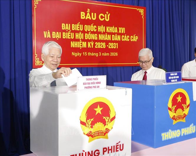 Nguyên Chủ tịch nước Nguyễn Minh Triết bầu cử tại phường Phú An. Ảnh: Huyền Trang - TTXVN