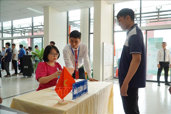 Những sinh viên đầu tiên tham gia bầu cử tại khu vực bỏ phiếu 19, phường Đông Hoà, TP. Hồ Chí Minh. Ảnh: Thu Hoài - TTXVN