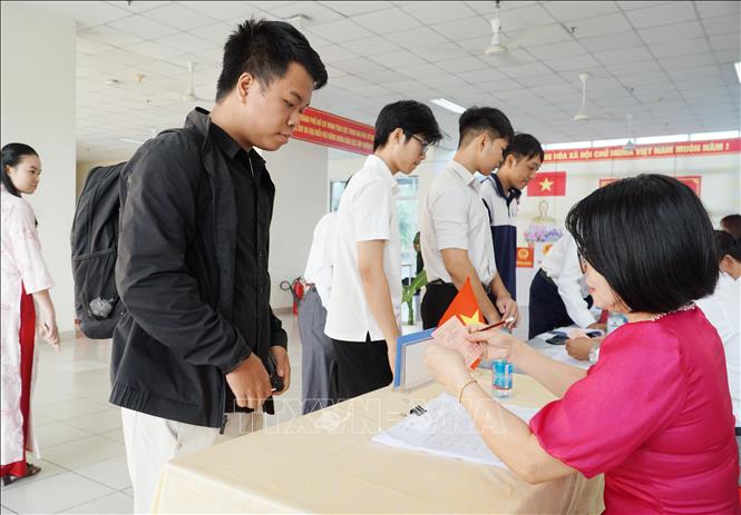 Những sinh viên đầu tiên tham gia bầu cử tại khu vực bỏ phiếu 19, phường Đông Hoà, TP. Hồ Chí Minh. Ảnh: Thu Hoài - TTXVN