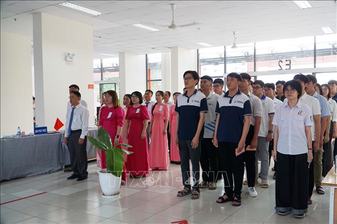 Nhiều sinh viên có mặt tại khu vực bỏ phiếu 19, phường Đông Hoà, TP. Hồ Chí Minh dự lễ khai mạc và thực hiện quyền bầu cử. Ảnh: Thu Hoài - TTXVN