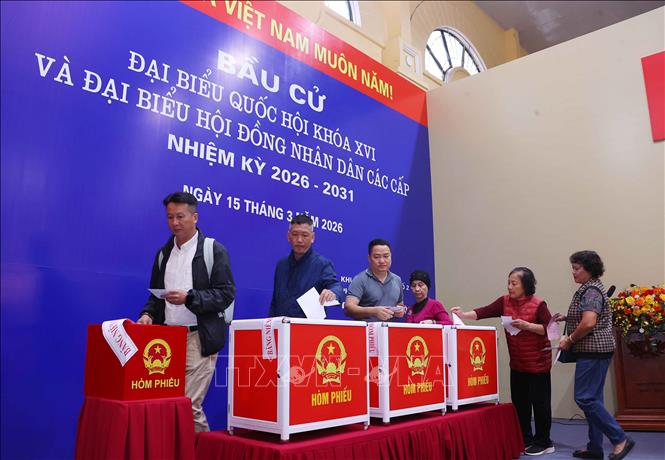 Cử tri phường Ba Đình bỏ phiếu bầu cử tại Khu vực bỏ phiếu số 02 phường Ba Đình, thành phố Hà Nội. Ảnh:Văn Điệp – TTXVN