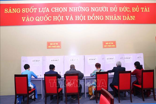 Các cử tri thực hiện quyền và nghĩa vụ công dân tại Khu vực bỏ phiếu số 02 phường Ba Đình, thành phố Hà Nội. Ảnh: Văn Điệp – TTXVN