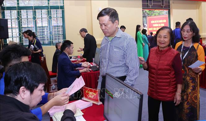 Cử tri bỏ phiếu bầu cử tại Khu vực bỏ phiếu số 02 phường Ba Đình, thành phố Hà Nội. Ảnh: Văn Điệp - TTXVN