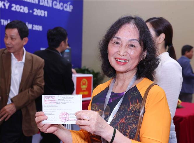 Các cử tri phấn khởi đã thực hiện xong quyền và nghĩa vụ công dân tại Khu vực bỏ phiếu số 02 phường Ba Đình, thành phố Hà Nội. Ảnh: Văn Điệp – TTXVN