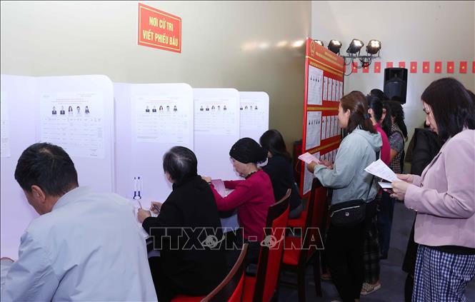 Các cử tri thực hiện quyền và nghĩa vụ công dân tại Khu vực bỏ phiếu số 02 phường Ba Đình, thành phố Hà Nội. Ảnh: Văn Điệp – TTXVN