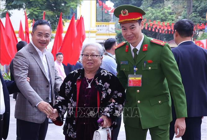 Lực lượng hỗ trợ người cao tuổi đến bỏ phiếu tại Khu vực bỏ phiếu số 02 phường Ba Đình, thành phố Hà Nội. Ảnh: Văn Điệp – TTXVN