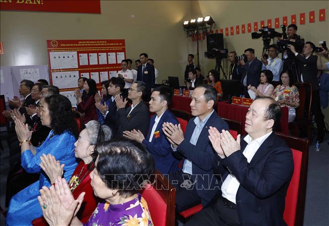 Các cử tri tham dự bầu cử tại Khu vực bỏ phiếu số 02 phường Ba Đình, thành phố Hà Nội. Ảnh: Thống Nhất – TTXVN