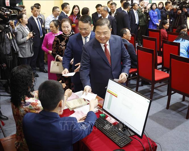 Đồng chí Phạm Gia Túc, Uỷ viên Bộ Chính trị, Bí thư Trung ương Đảng, Chánh Văn phòng Trung ương Đảng lấy phiếu bầu. Ảnh: Thống Nhất – TTXVN