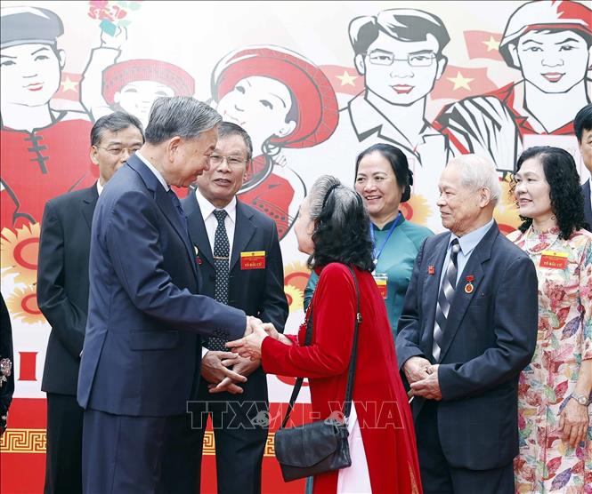 Tổng Bí thư Tô Lâm với các cử tri. Ảnh: Thống Nhất – TTXVN