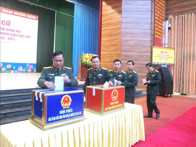 Các cán bộ chiến sỹ quân khu 4 bỏ phiếu bầu cử đại biểu Quốc hội và HĐND các cấp tại quân khu 4. Ảnh: Trịnh Duy Hưng - TTXVN 