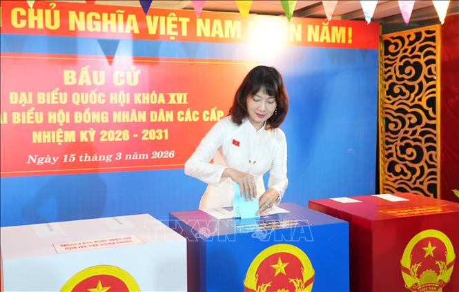 NSND Mỹ Uyên, Giám đốc Nhà hát kịch Sân khấu nhỏ 5B có mặt tại điểm bỏ phiếu từ rất sớm để hiện quyền công dân của mình. Ảnh: Hữu Duyên - TTXVN