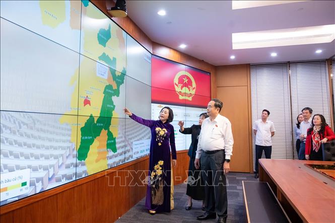 Chủ tịch Quốc hội Trần Thanh Mẫn kiểm tra công tác bầu cử tại Văn phòng Hội đồng Bầu cử quốc gia (Nhà Quốc hội, Hà Nội). Ảnh: Doãn Tấn - TTXVN