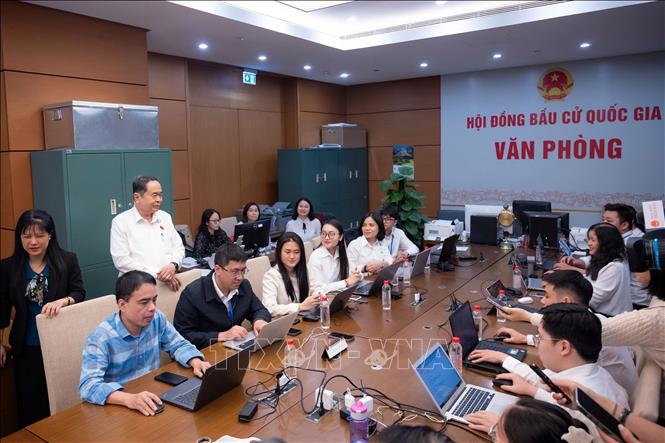 Chủ tịch Quốc hội Trần Thanh Mẫn kiểm tra công tác bầu cử tại Văn phòng Hội đồng Bầu cử quốc gia (Nhà Quốc hội, Hà Nội). Ảnh: Doãn Tấn - TTXVN