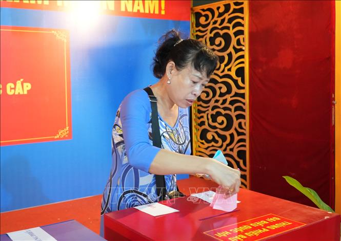 Những lá phiếu đầu tiên tại khu vực bỏ phiếu số 14, phường Bến Thành, TP. Hồ Chí Minh. Ảnh: Hữu Duyên - TTXVN